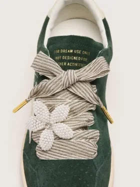 Lacci “Vintage” a righe bianche e beige con ciondolo a forma di fiore