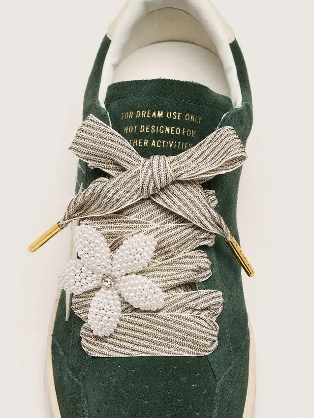 Lacci "Vintage" a righe bianche e beige con ciondolo a forma di fiore
