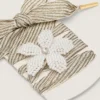 Lacci "Vintage" a righe bianche e beige con ciondolo a forma di fiore
