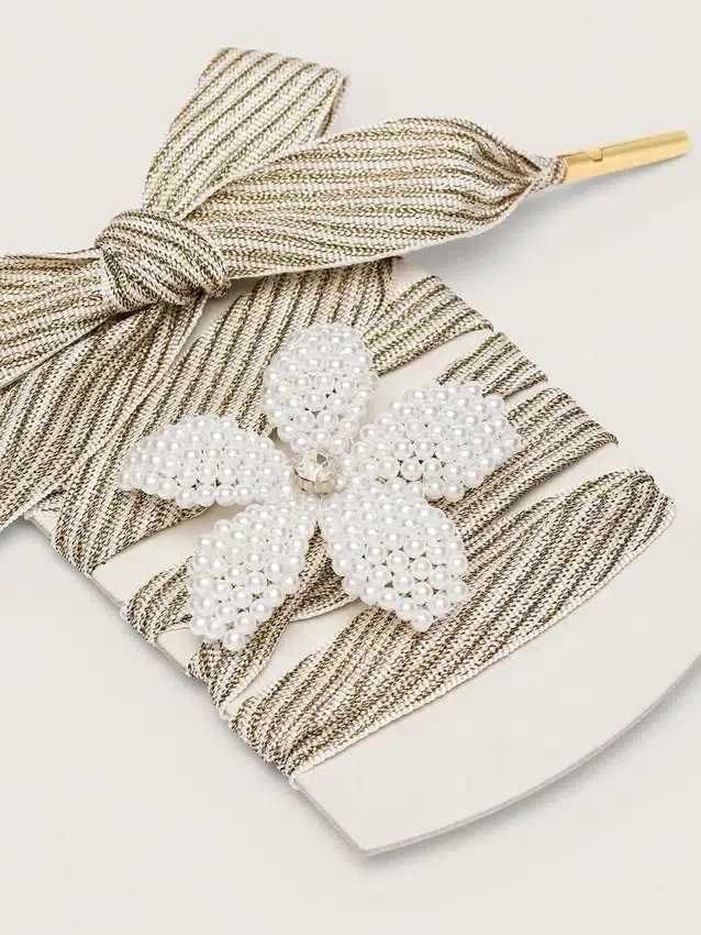 Lacci "Vintage" a righe bianche e beige con ciondolo a forma di fiore