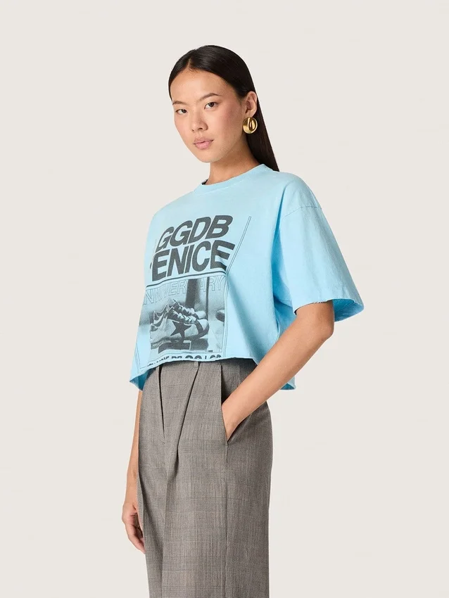 Maglietta corta da donna in jersey di cotone azzurro con stampa grafica
