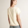 Maglietta da donna color crema con dettagli in rosso sbiadito