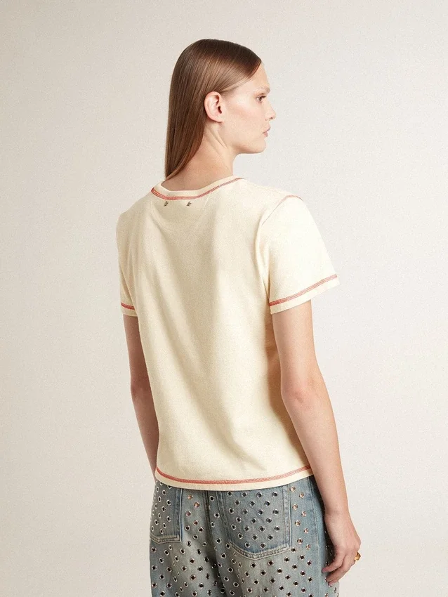 Maglietta da donna color crema con dettagli in rosso sbiadito