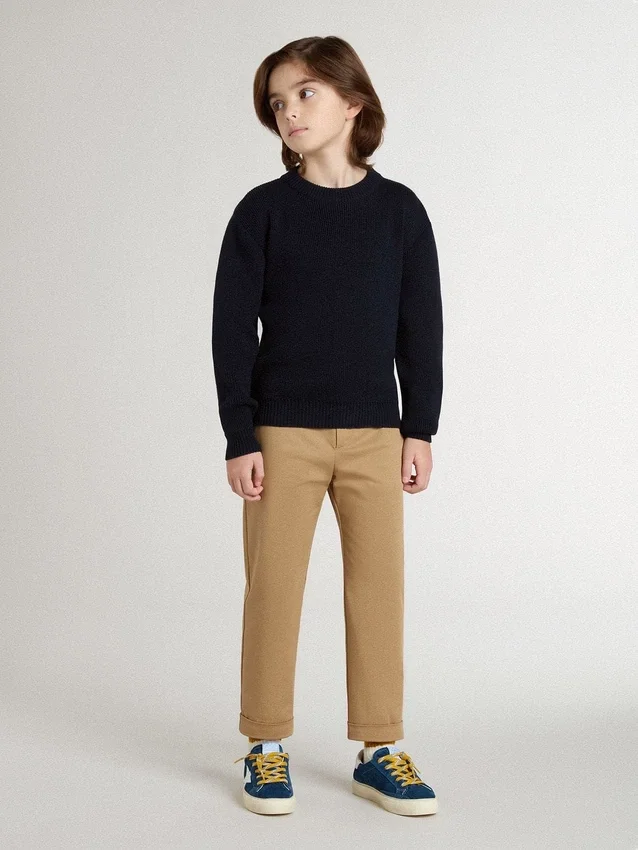 Maglione blu da bambino a girocollo con scritta “Golden” sul retro