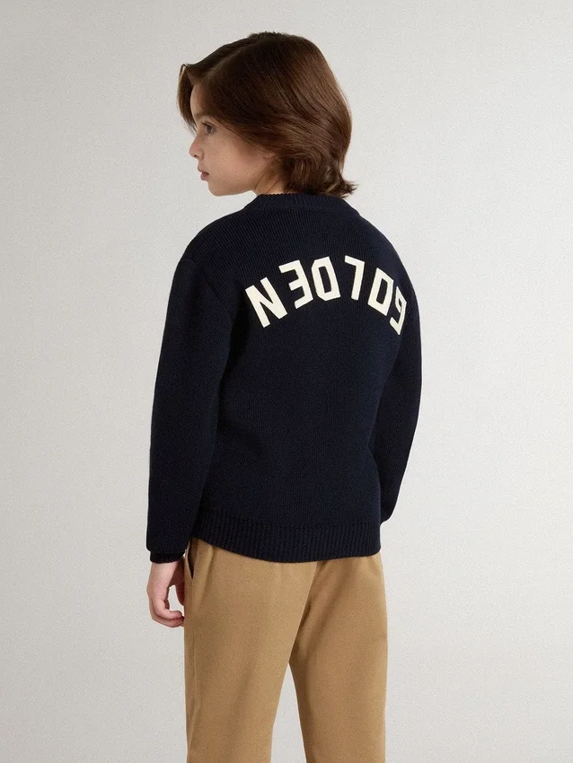 Maglione blu da bambino a girocollo con scritta “Golden” sul retro
