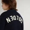 Maglione blu da bambino a girocollo con scritta “Golden” sul retro