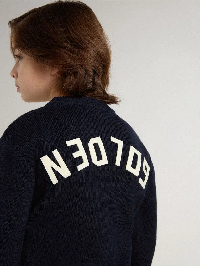 Maglione blu da bambino a girocollo con scritta “Golden” sul retro