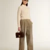 Maglione corto a girocollo in lana beige con cristalli su tutta la superficie