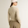 Maglione corto a girocollo in lana beige con cristalli su tutta la superficie
