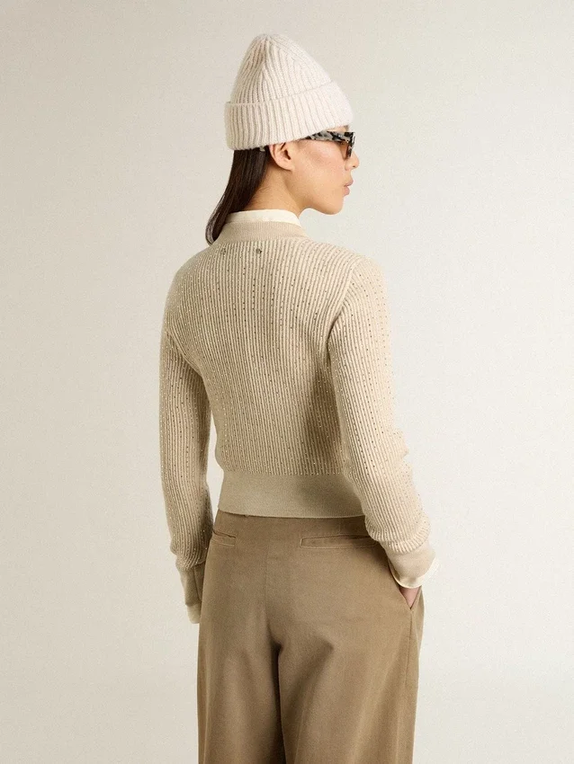 Maglione corto a girocollo in lana beige con cristalli su tutta la superficie