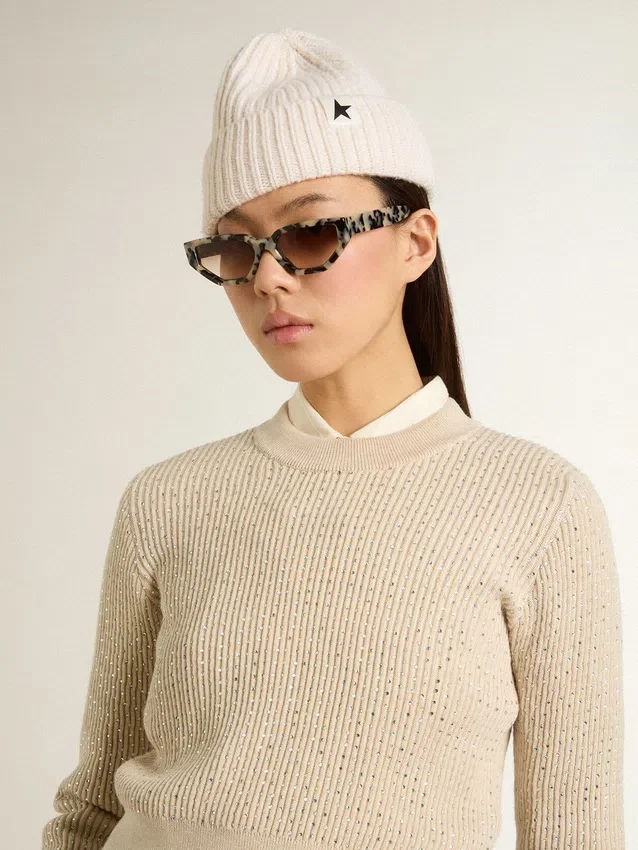 Maglione corto a girocollo in lana beige con cristalli su tutta la superficie