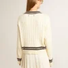 Maglione corto da donna con motivo a trecce, bordi a costine blu e cristalli