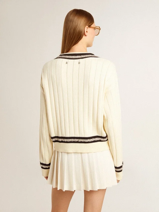 Maglione corto da donna con motivo a trecce, bordi a costine blu e cristalli