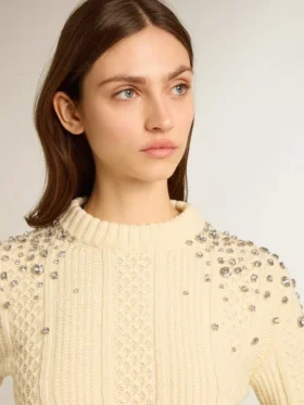 Maglione corto da donna effetto “worn-white” con cristalli decorativi
