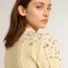 Maglione corto da donna effetto "worn-white" con cristalli decorativi