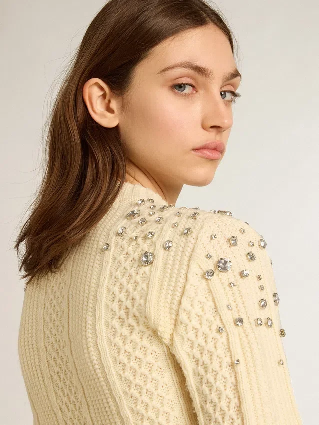 Maglione corto da donna effetto "worn-white" con cristalli decorativi