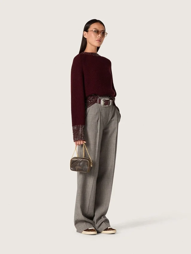 Maglione da donna a girocollo in lana bordeaux con ricami in strass