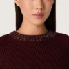 Maglione da donna a girocollo in lana bordeaux con ricami in strass