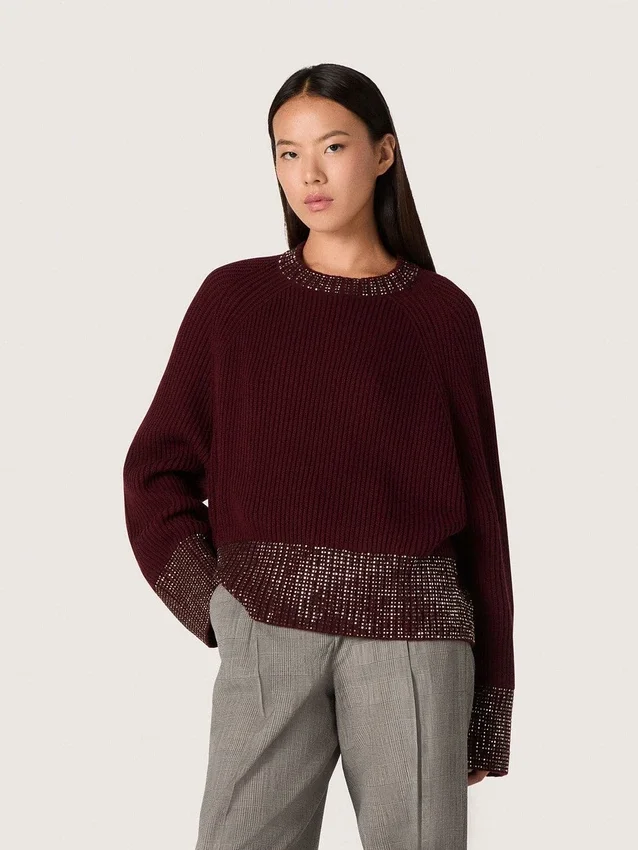 Maglione da donna a girocollo in lana bordeaux con ricami in strass