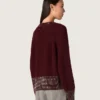 Maglione da donna a girocollo in lana bordeaux con ricami in strass