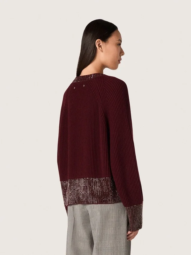 Maglione da donna a girocollo in lana bordeaux con ricami in strass