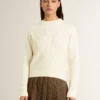 Maglione da donna a girocollo in lana merino bianca con cristalli su tutta la superficie