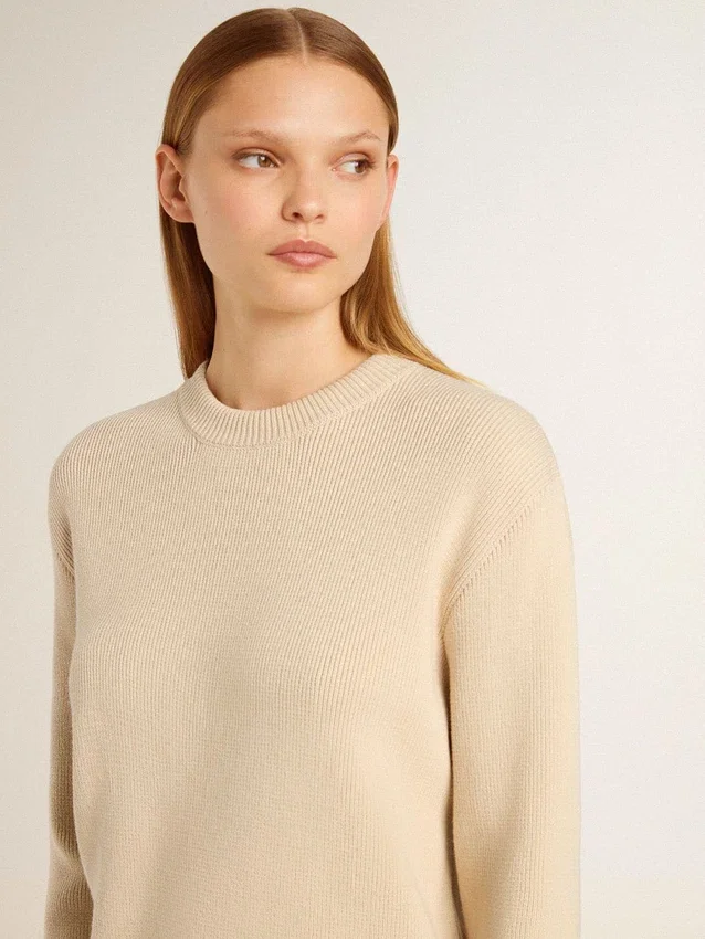 Maglione da donna beige con scritta “Golden” sul retro