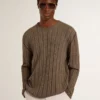 Maglione da uomo color travertino con scritta "Golden" applicata sul retro