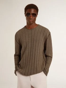 Maglione da uomo color travertino con scritta “Golden” applicata sul retro