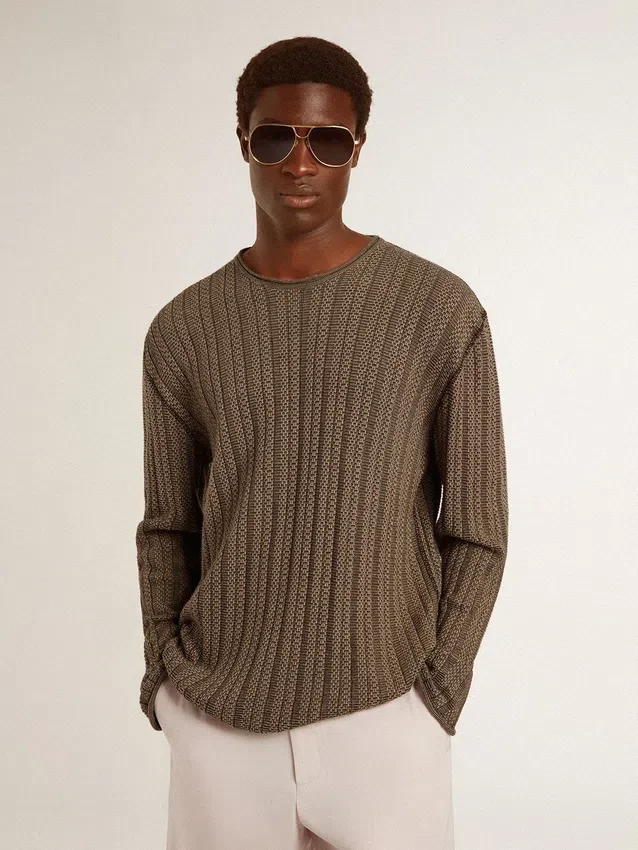Maglione da uomo color travertino con scritta "Golden" applicata sul retro