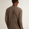 Maglione da uomo color travertino con scritta "Golden" applicata sul retro