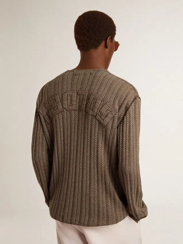 Maglione da uomo color travertino con scritta "Golden" applicata sul retro