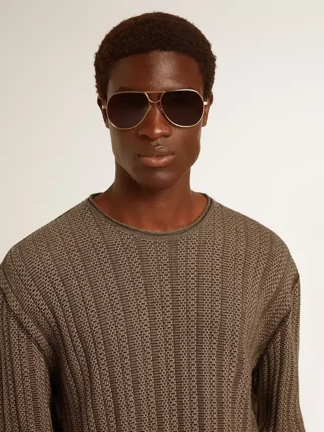 Maglione da uomo color travertino con scritta "Golden" applicata sul retro