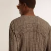 Maglione da uomo color travertino con scritta "Golden" applicata sul retro