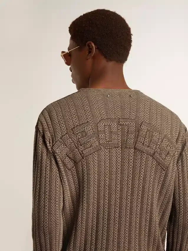 Maglione da uomo color travertino con scritta "Golden" applicata sul retro