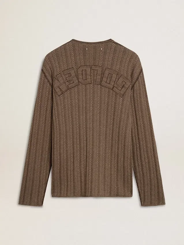 Maglione da uomo color travertino con scritta "Golden" applicata sul retro