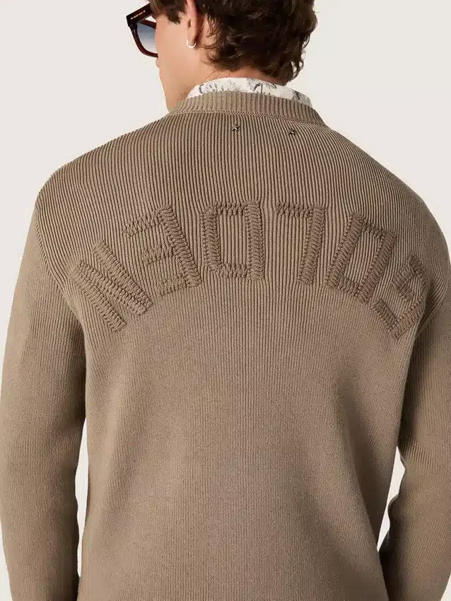 Maglione da uomo in cotone biologico color tortora chiaro con logo ricamato