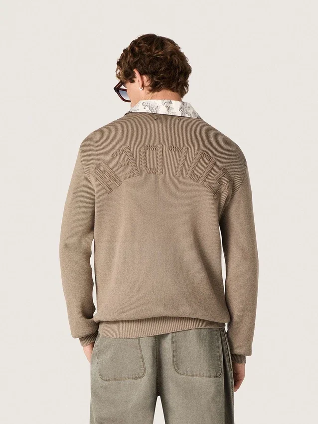 Maglione da uomo in cotone biologico color tortora chiaro con logo ricamato