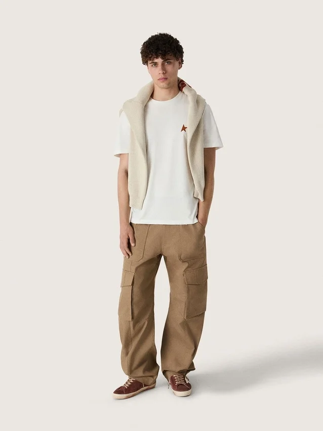 Maglione unisex a girocollo in cotone beige con toppa sul davanti e logo sul retro