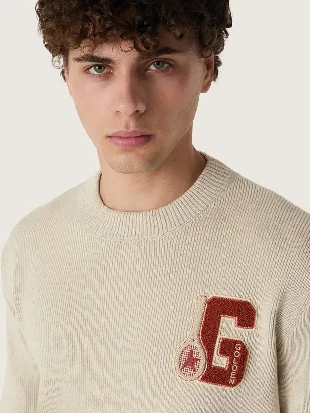 Maglione unisex a girocollo in cotone beige con toppa sul davanti e logo sul retro