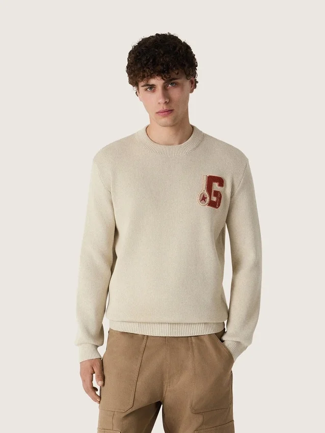 Maglione unisex a girocollo in cotone beige con toppa sul davanti e logo sul retro