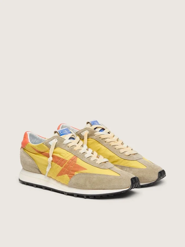 Marathon da donna con tomaia in nylon giallo e stella arancione