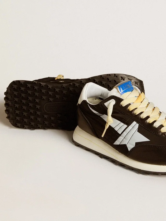 Marathon da donna con tomaia in nylon nero e stella bianca