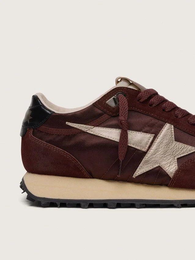 Marathon da donna con tomaia in raso marrone e stella in pelle color platino