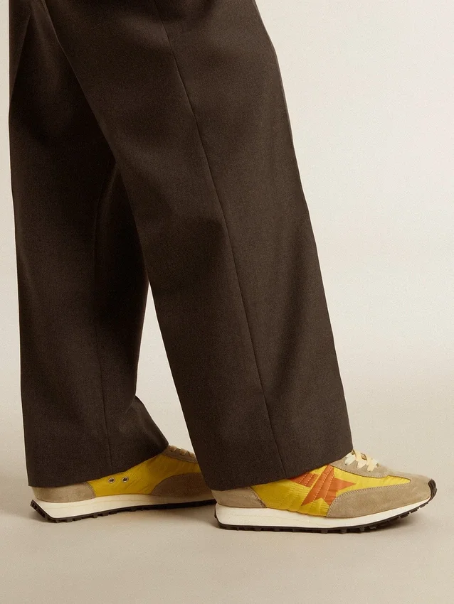 Marathon da uomo con tomaia in nylon giallo e stella arancione