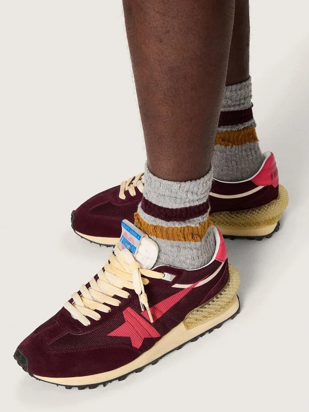 Marathon da uomo in mesh bordeaux e pelle scamosciata con stella rosa stampata