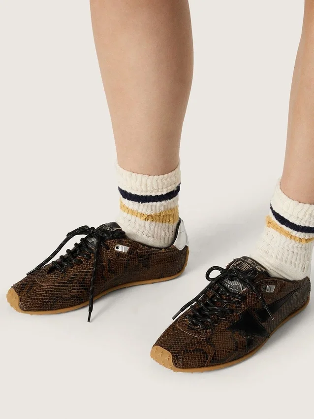 Marathon Speed da donna in pelle con stampa serpente marrone, stella nera e linguetta sul tallone in pelle argentata