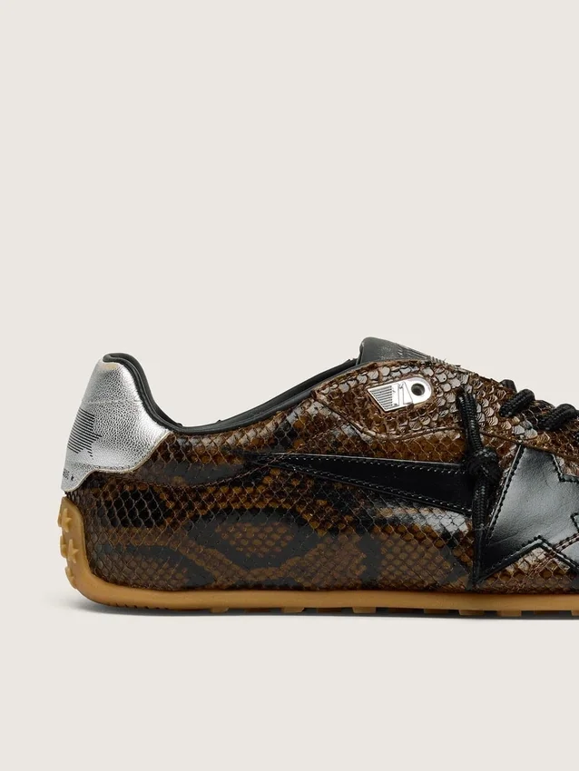Marathon Speed da uomo in pelle con stampa serpente marrone, stella nera e linguetta sul tallone in pelle argentata