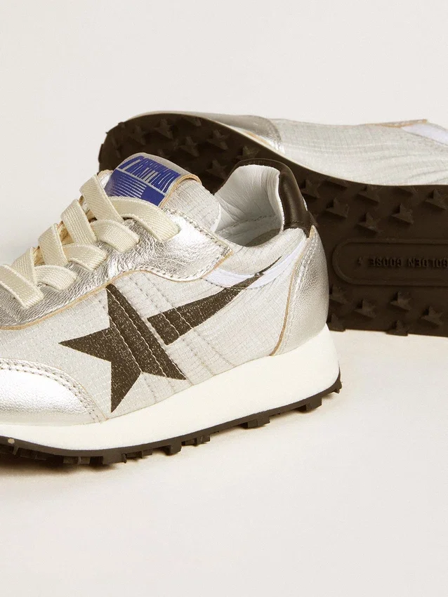 Marathon Young in nylon argento con stella nera e linguetta in pelle sul tallone