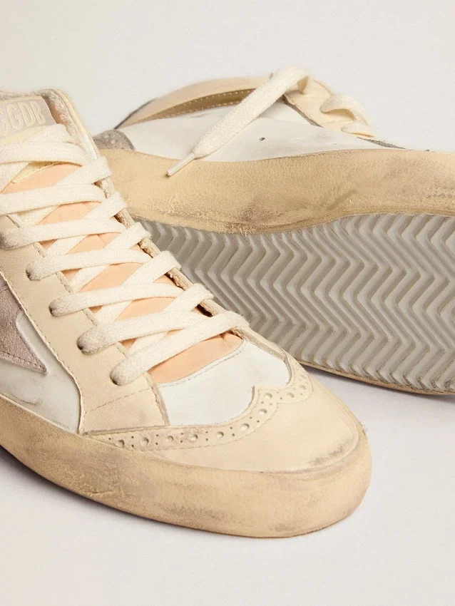 Mid Star da donna con stella in pelle scamosciata grigio chiaro e dettagli dorati